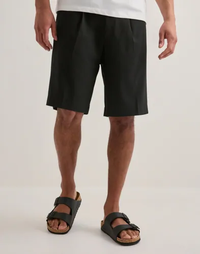 Que Sera Sera Sheldon Suit Shorts Tunna shorts Svart