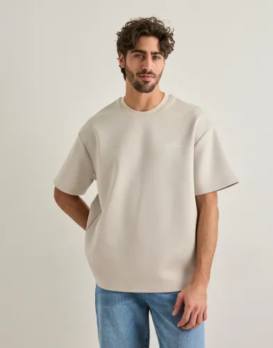 Les Deux Ballier oversized t-shirt i beige med logga på bröstet