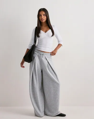 Nelly Pleated Joggers mjukisbyxor dam – bild 2