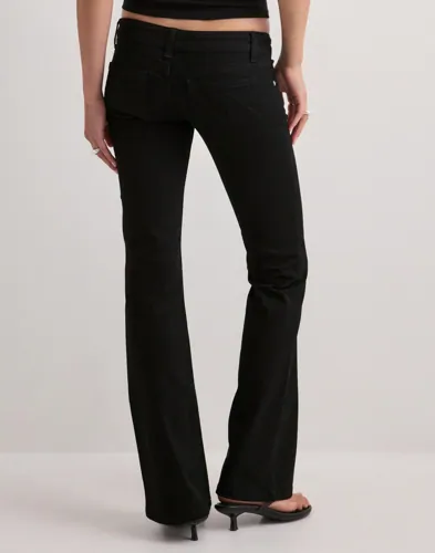 Nelly - Svart - Ultra Low Bootcut Jeans
