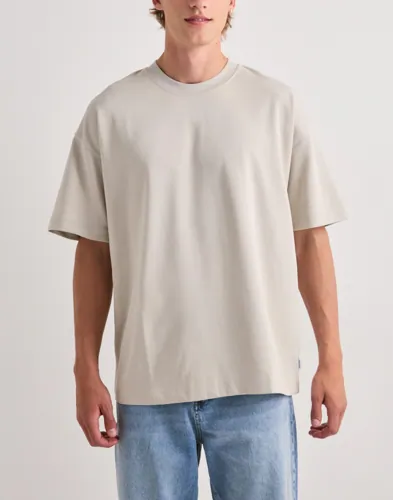 Beige kortärmad t-shirt från Jack & Jones med rundhals och lös passform