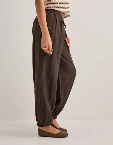 Nelly Soft Puff Pants mjukisbyxor dam – bild 3