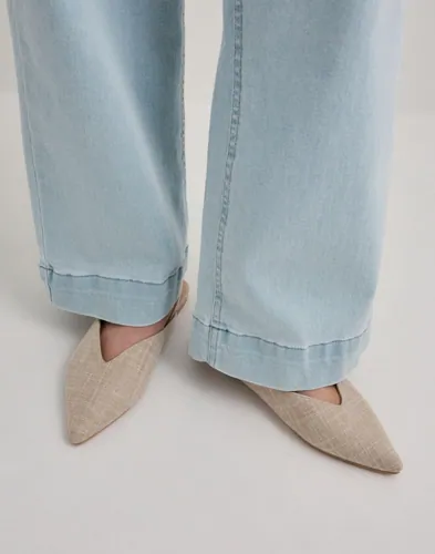 Nelly - Beige - Deep V-Shape Flat