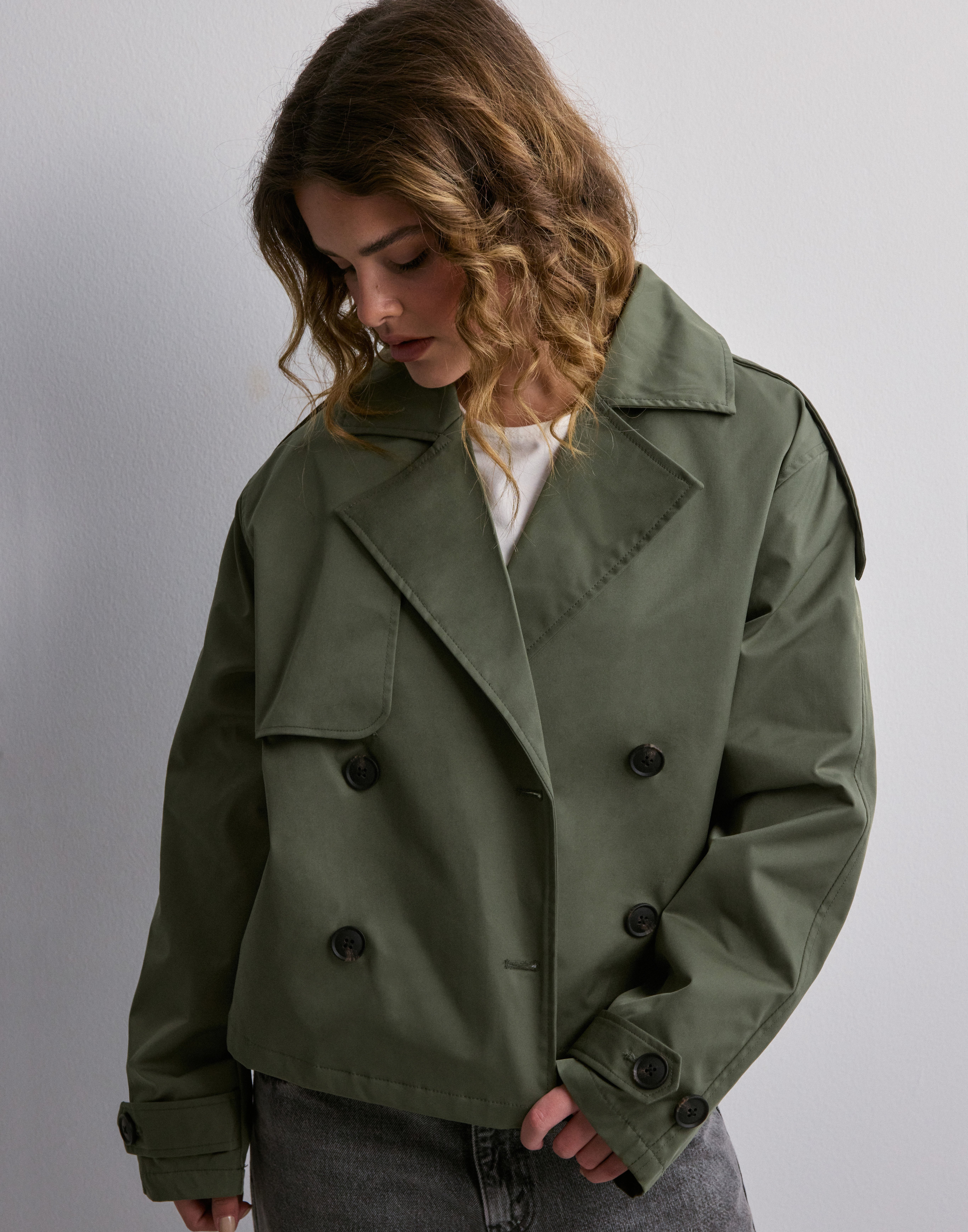Buy JJXX JXCARLIE SHORT TRENCHCOAT OTW SN - Dusty Olive | Nelly.com