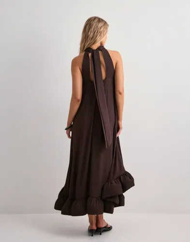 MALINA Sabrina halterneck ruffled maxi dress maxiklänningar dam – bild 3