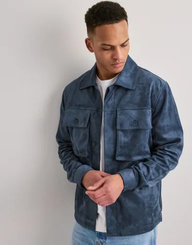 Blå overshirt i veganmocka från Ciszere med bröstfickor