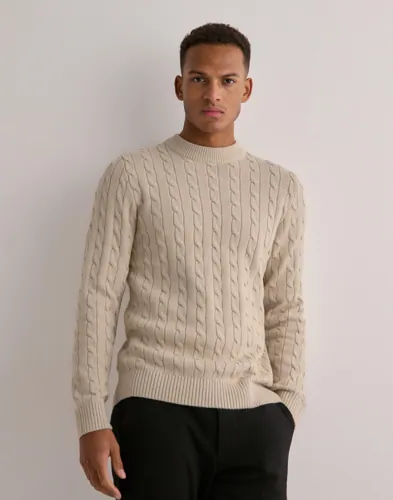 Beige kabelstickad crewneck-tröja från Selected med ribbmuddar