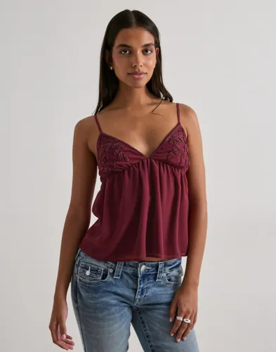 Nelly - Röd - Embroidered Strap Top