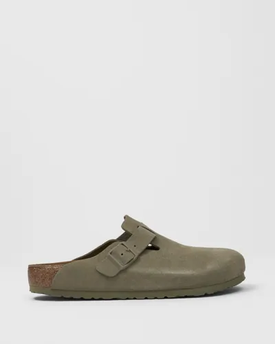Gröna Birkenstock Boston tofflor i mocka med spänne över foten