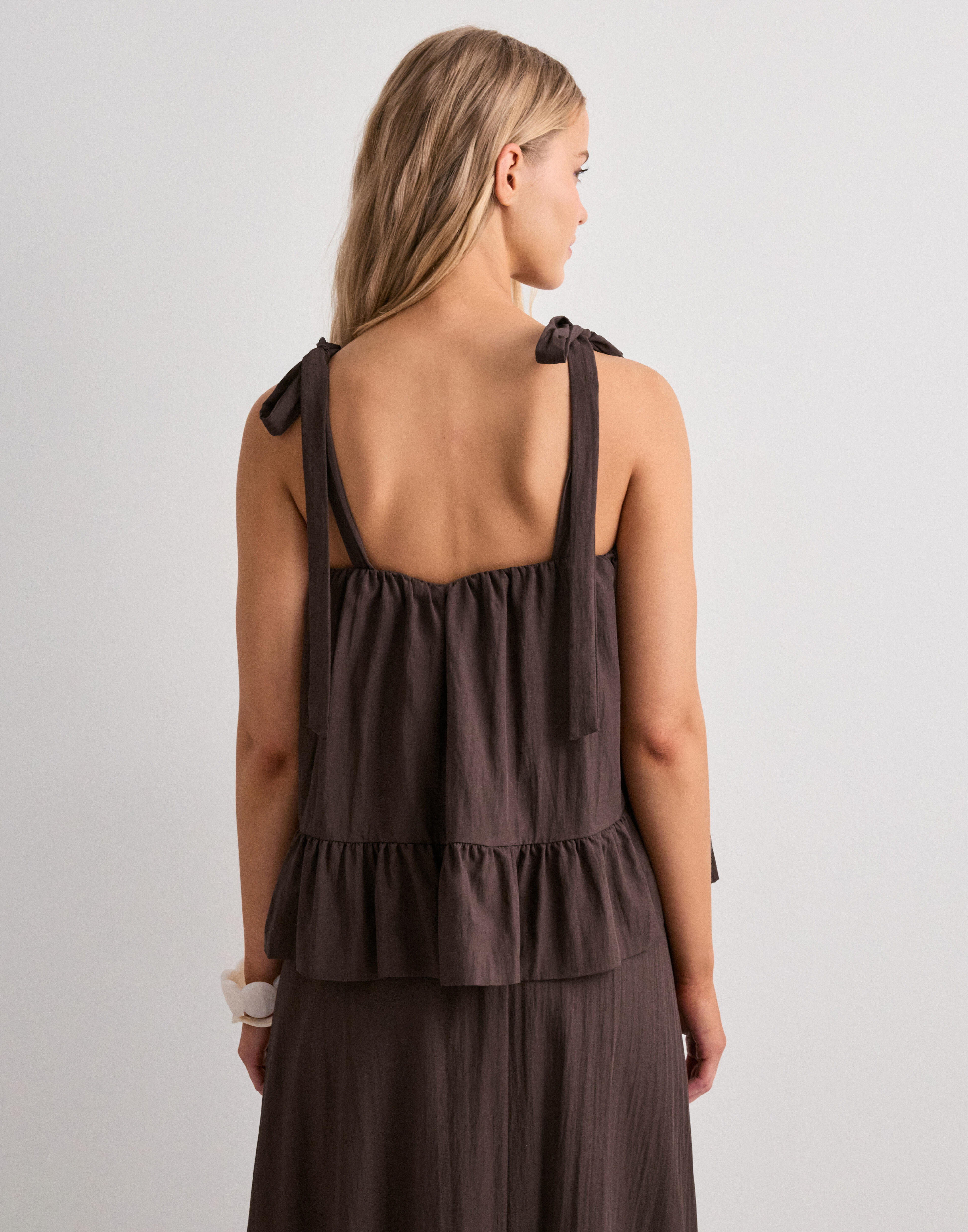Buy Pieces PCJULIA SL PEPLUM TOP WVN D2D - Hot Fudge | Nelly.com