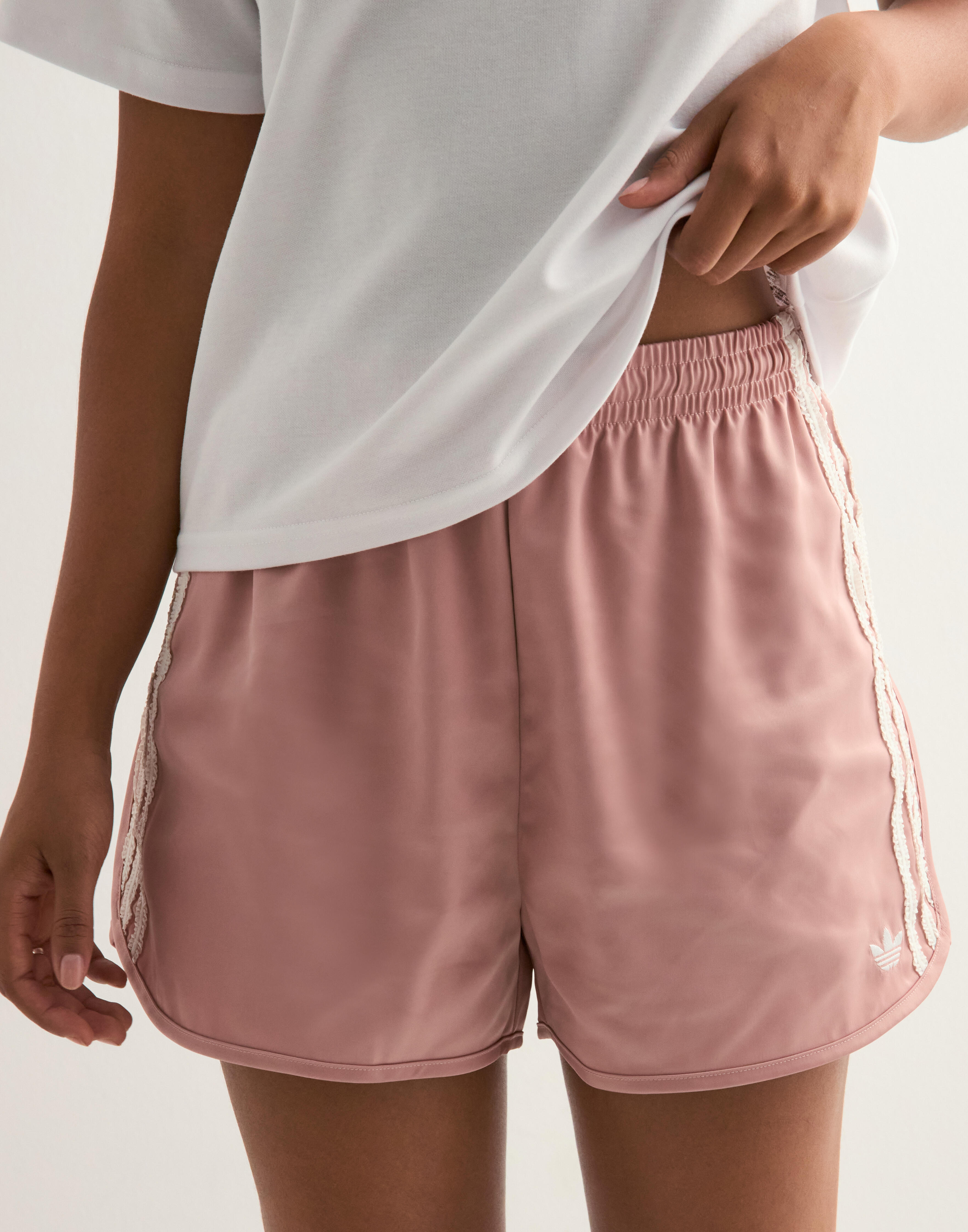 ショートパンツ ADIDAS RUFFLE SHORTS 5FT2217 adidas パンツ RUFFLE SHORTS / アディダス サテン ショーツ