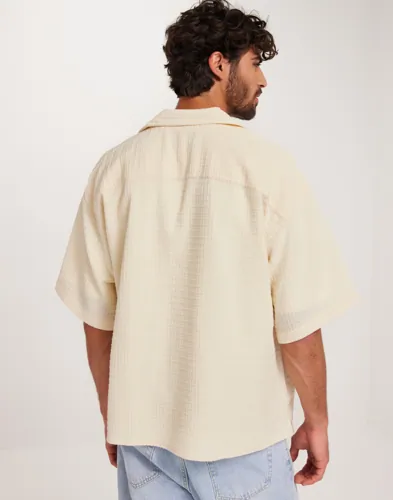 Beige kortärmad resortskjorta från Jack & Jones i oversize-passform