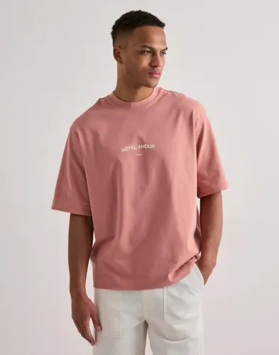 Selected Men Slhboxyliam Ss O-Neck Tee Hotel Amo T-shirts med tryck Rosa