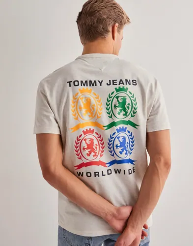 Grå t-shirt från Tommy Jeans med printad logotyp och v-ringning