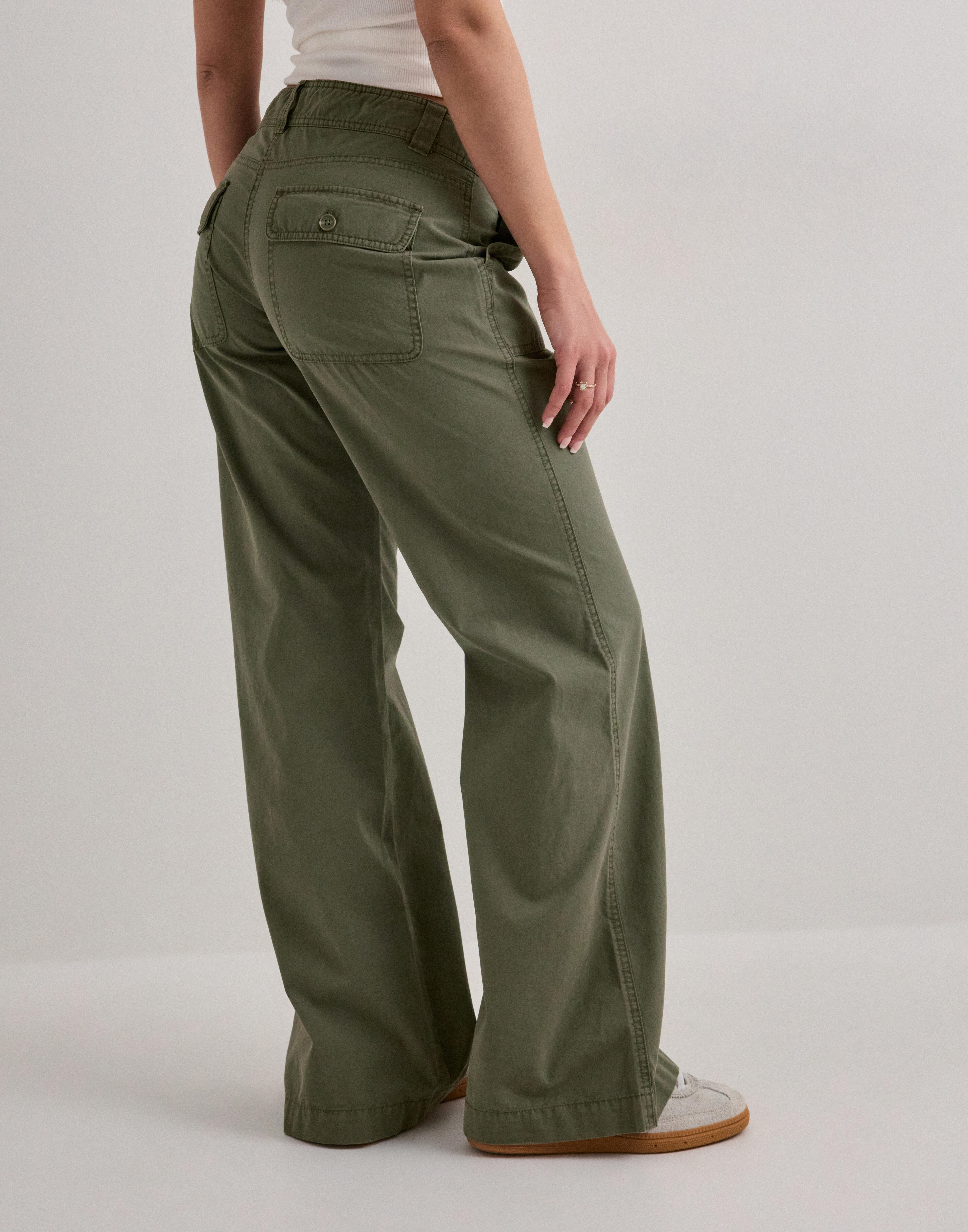 Nelly relaxed cargo pants i — byxor med fickor från Nelly