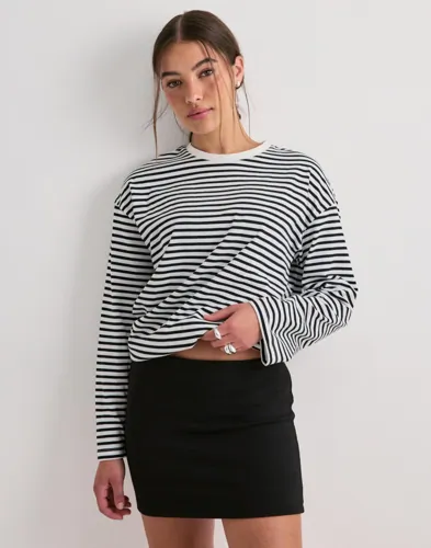 Nelly - Svart - Low Waist Mini Skirt