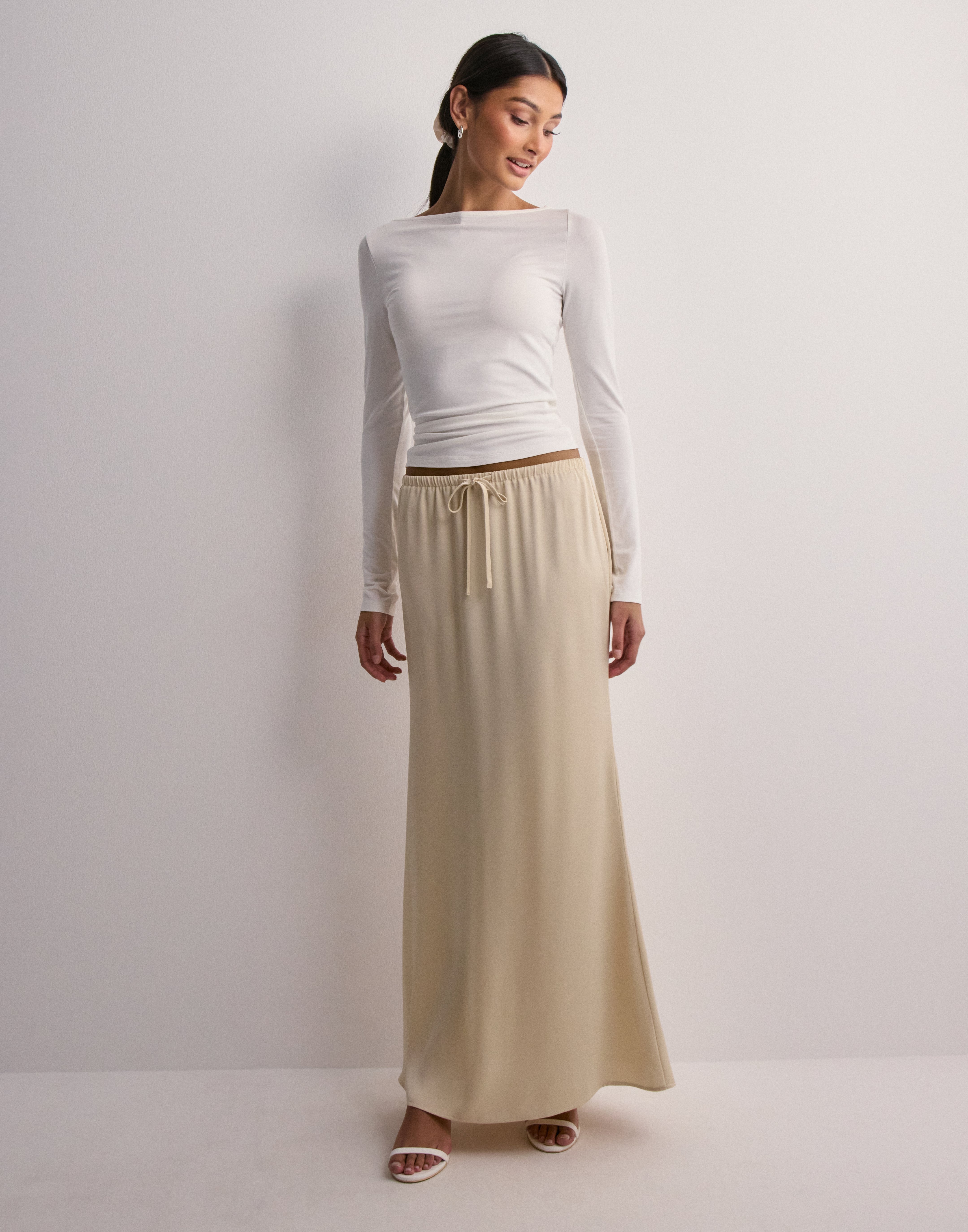 Nelly - Beige - Sleek Satin skirt