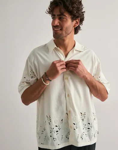 Jack & Jones kortärmad beige skjorta med broderie anglaise