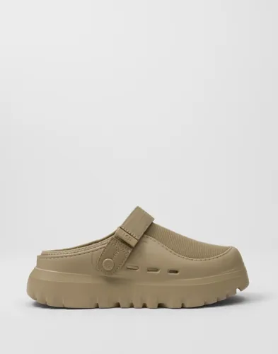 UGG PeakMod tofflor i beige med mesh-ovandel och spänne baktill