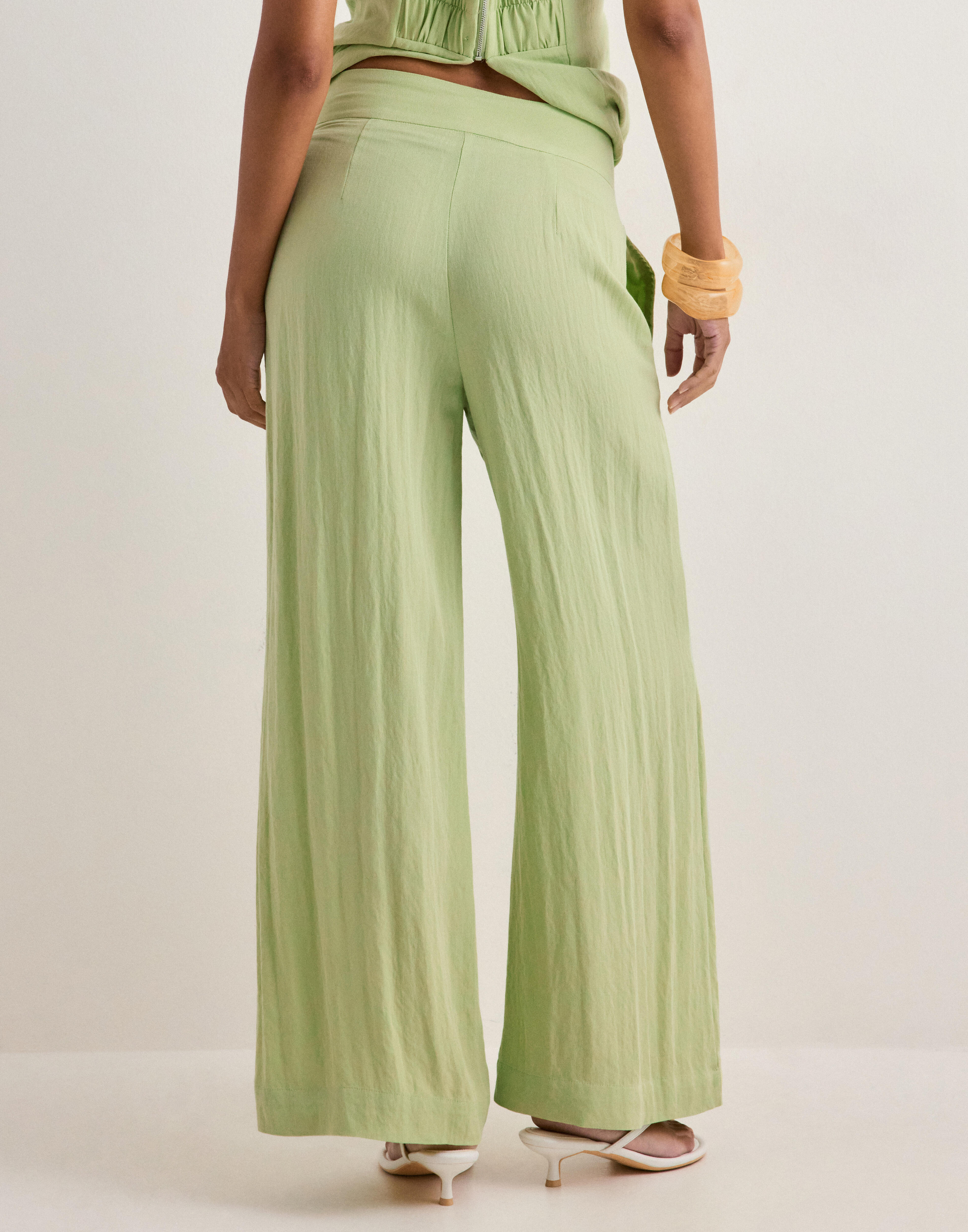 Vero moda vmlyra hw pant wvn exp i — byxor med fickor från Nelly