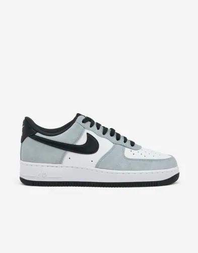 Vita Nike Air Force 1 sneakers med mockadetaljer och logga på sidan
