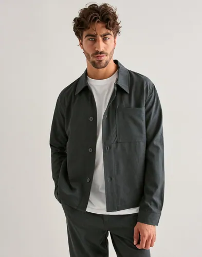 Grå overshirt från Only & Sons med knappar framtill och bröstficka