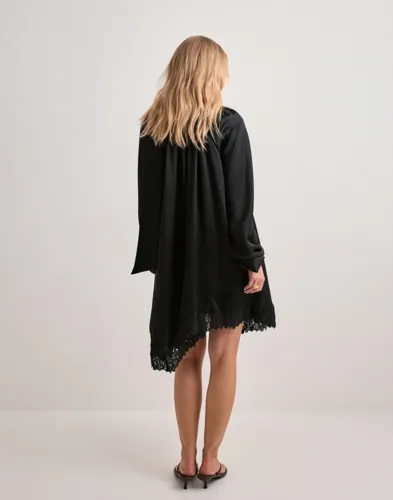 MALINA Norea Lace Hem Satin Mini Dres korta klänningar dam – bild 3