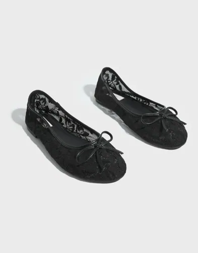 Nelly - Sort - Rounded Lace Ballerina