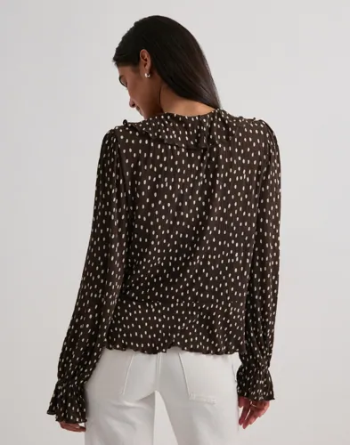 ONLY Onlkafie L/S Frill Top Wvn blusar dam – bild 3