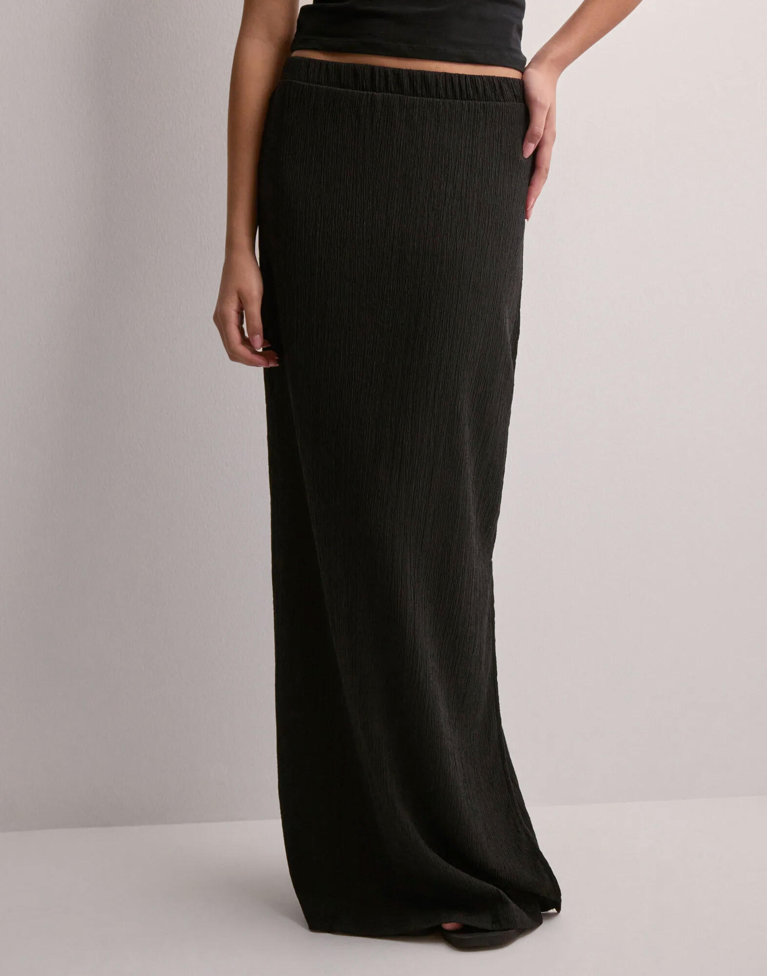 Buy Pieces PCLUNA HW ANKLE PENCIL SKIRT SA BC - Black | Nelly.com