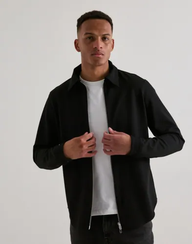 Svart overshirt från Ciszere med dragkedja fram