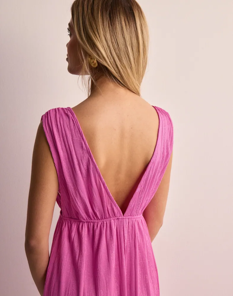 Buy Gina Tricot Deep v maxi dress - Super Pink | Nelly.com Buy Gina Tricot Deep v maxi dress - Super Pink | Nelly.com