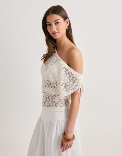 Nelly Wonderful Lace Shoulder Top toppar dam – bild 2