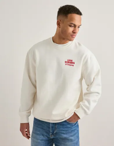 Vit sweatshirt från Levi's med logga på bröstet och rundad hals