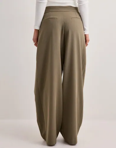 Nelly Volume Pleat Pants kostymbyxor dam – bild 3