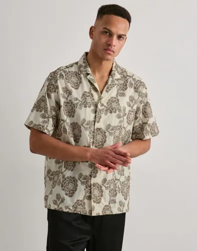 Beige kortärmad Les Deux-skjorta med blommig jacquardstruktur och platt krage