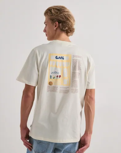 Vit oversize t-shirt från Les Deux med logga fram och print baktill