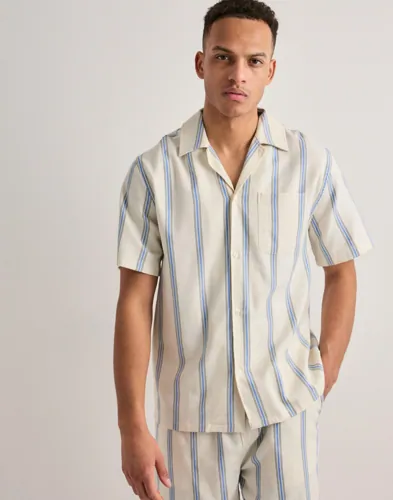 Beige randig kortärmad skjorta från Les Deux