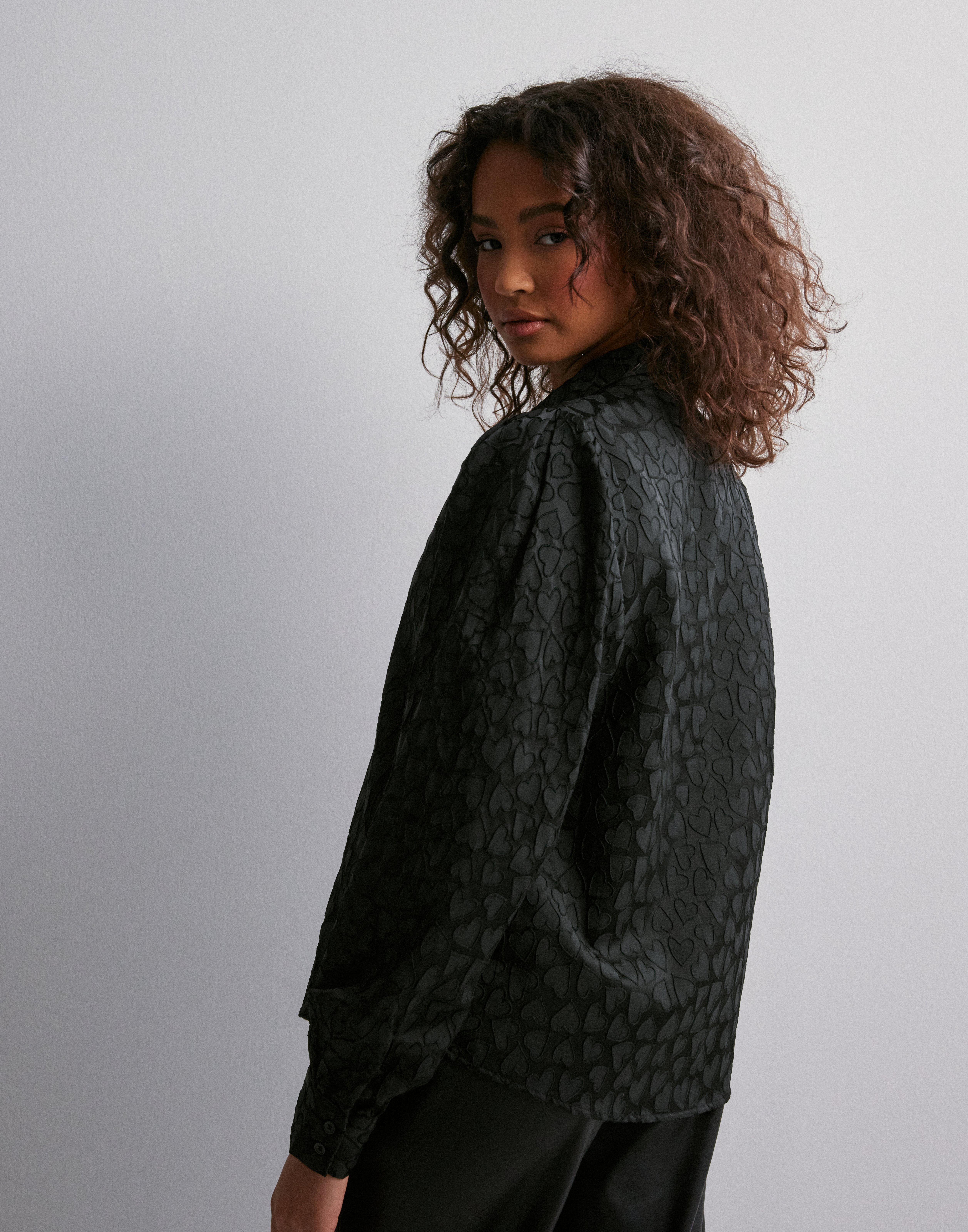 Vero Moda Curve Top Donna Maniche Corte Scollo A V: Eleganza E Comfort In Tessuto Morbido