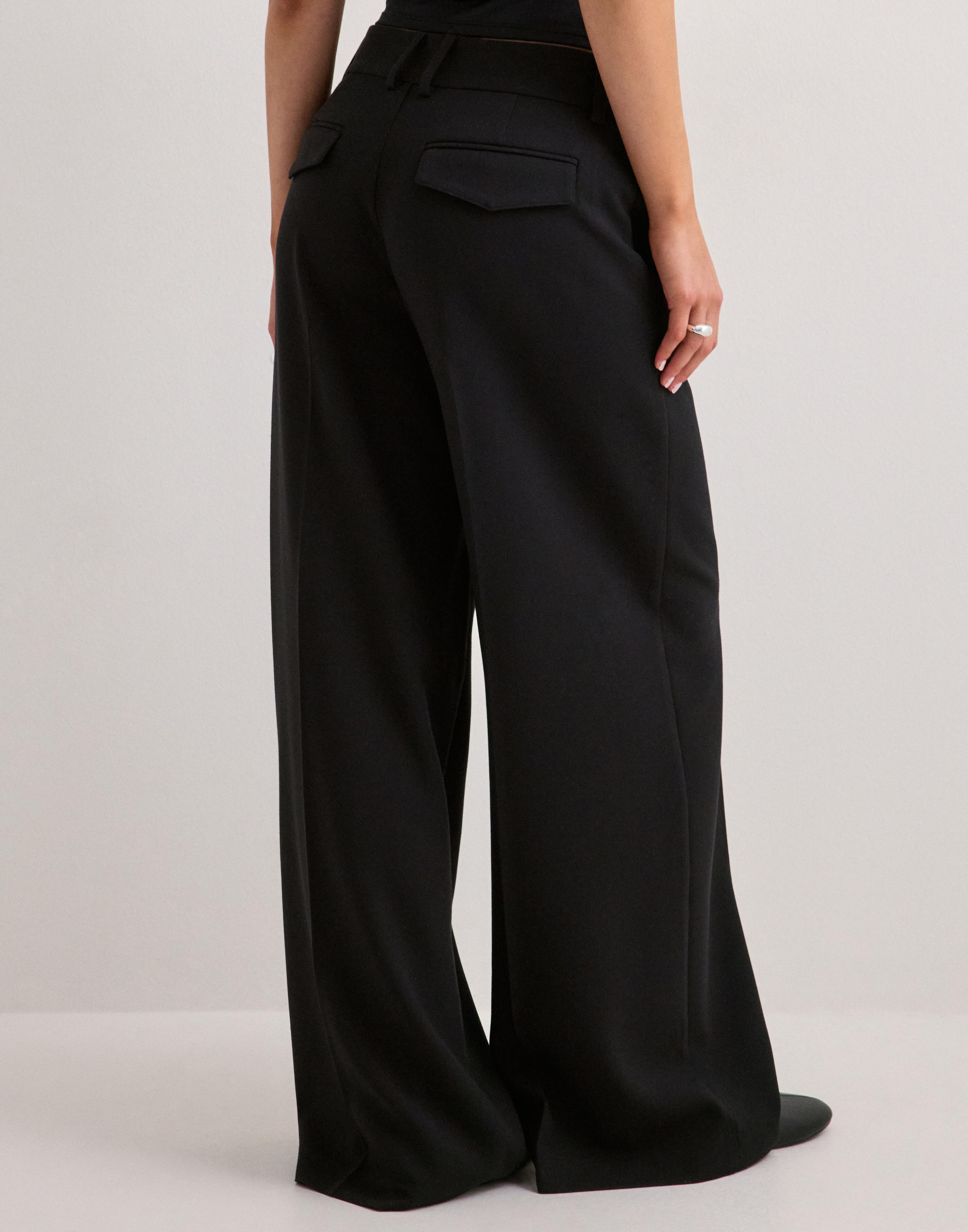 Nelly volume back pocket suit pants i — byxor med fickor från Nelly