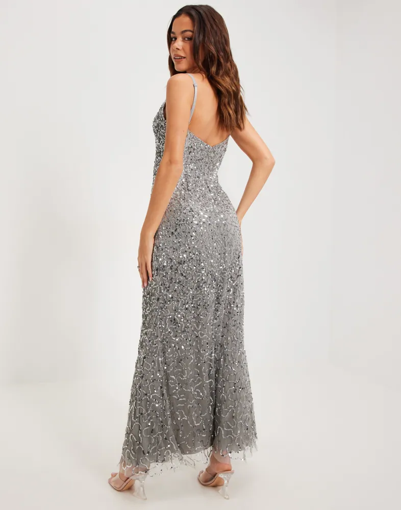 maya silver dress MOONLIGHT SILVER TRIO: Maya Dress: The Desert Queen New co 2026 Photographer: @hamdi_van_buuren MUA: @oussema.soulii Model: @eyahfathallah