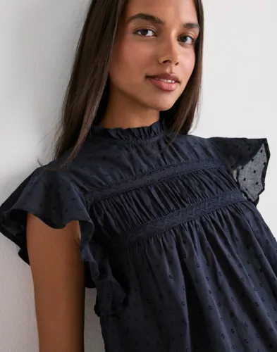ONLY Onlkatti S/S Dobby Top Wvn Noos blusar dam – bild 3