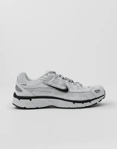 Vita Nike P-6000 sneakers med logga på sidan
