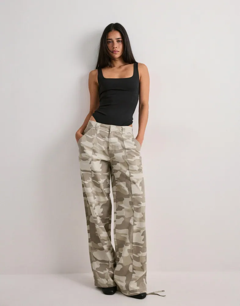 Nelly Camo Cargo Pants byxor dam – bild 2