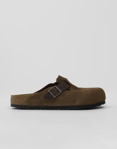 Birkenstock Boston bruna tofflor i läder med spänne över foten