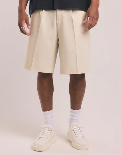 Beige linneshorts från Selected med resår i midjan