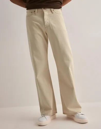 Beige loose jeans från Jack & Jones i femficksmodell