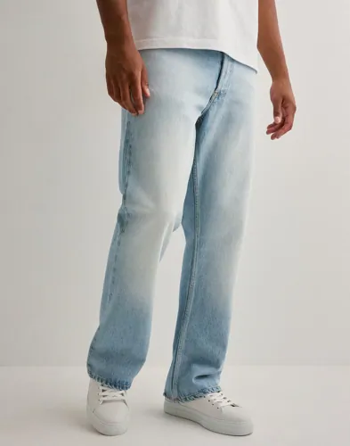 Blå straight jeans från Dr Denim med femficksdesign och hällor