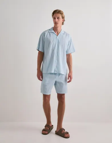Blått seersucker-set från Jack & Jones med kortärmad skjorta och shorts