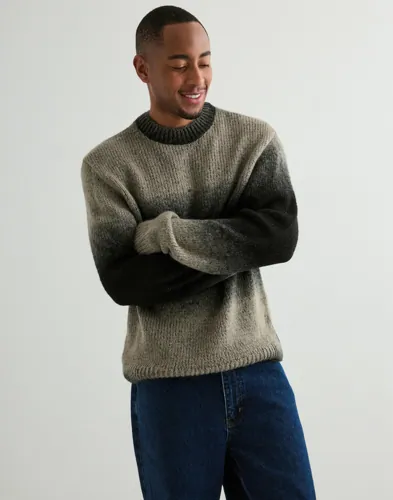 Grå stickad tröja från Jack & Jones med melerad space dye-yta och rund hals